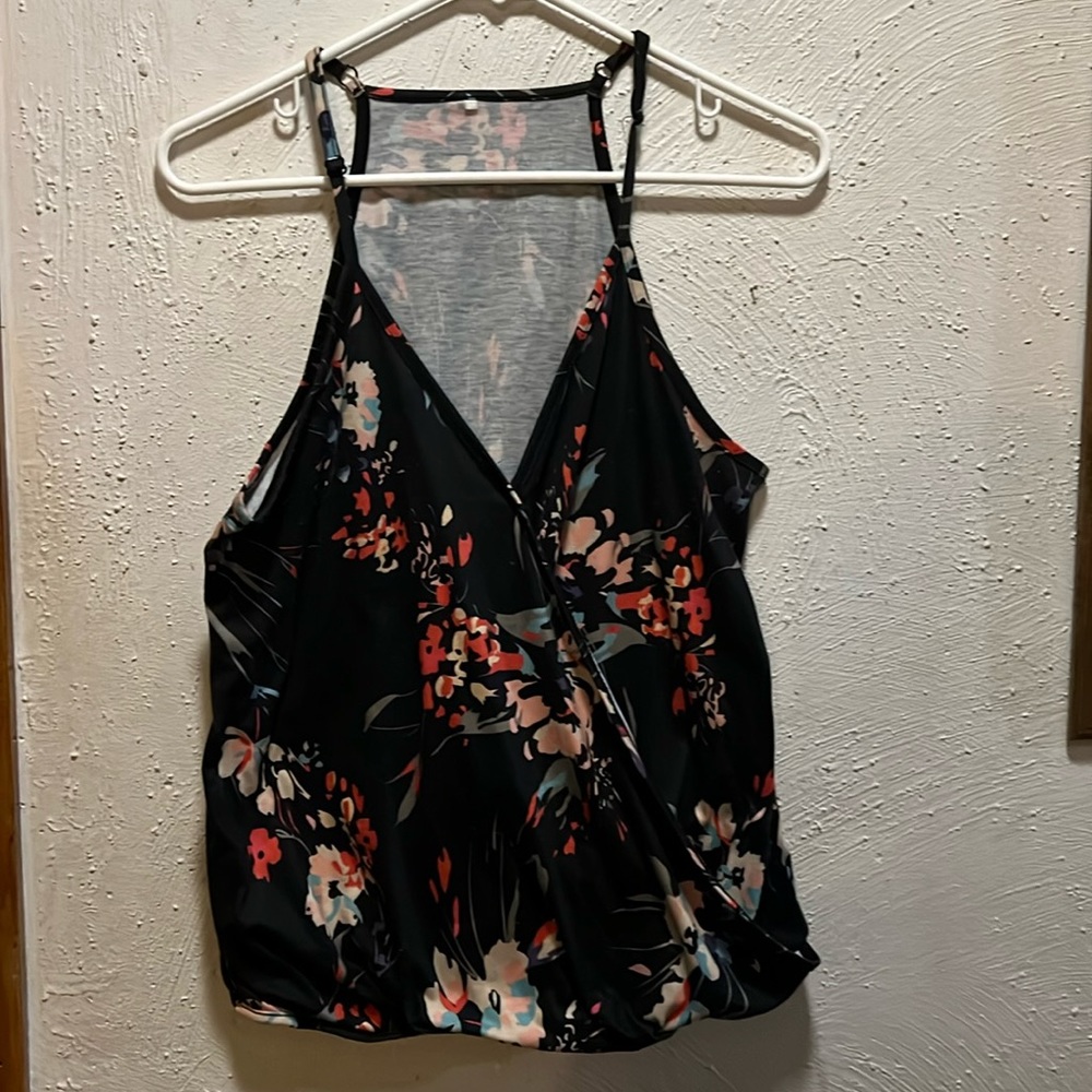 Tank top that overlaps.
